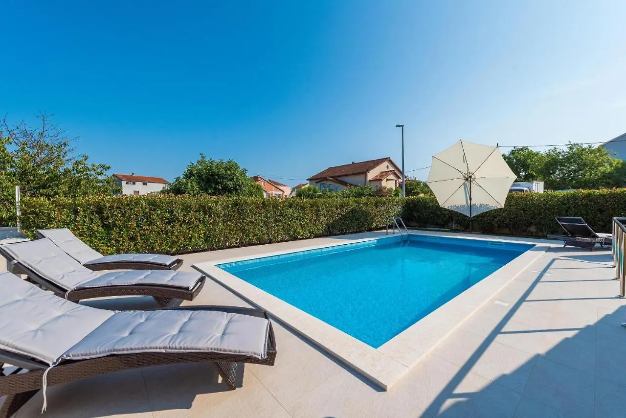 Apartment Villa Petra S Bazenom, Rostiljem I Parkingom Zadar