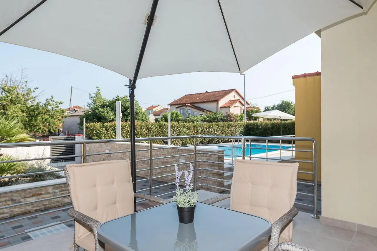 Apartment Villa Petra S Bazenom, Rostiljem I Parkingom Zadar Croatia