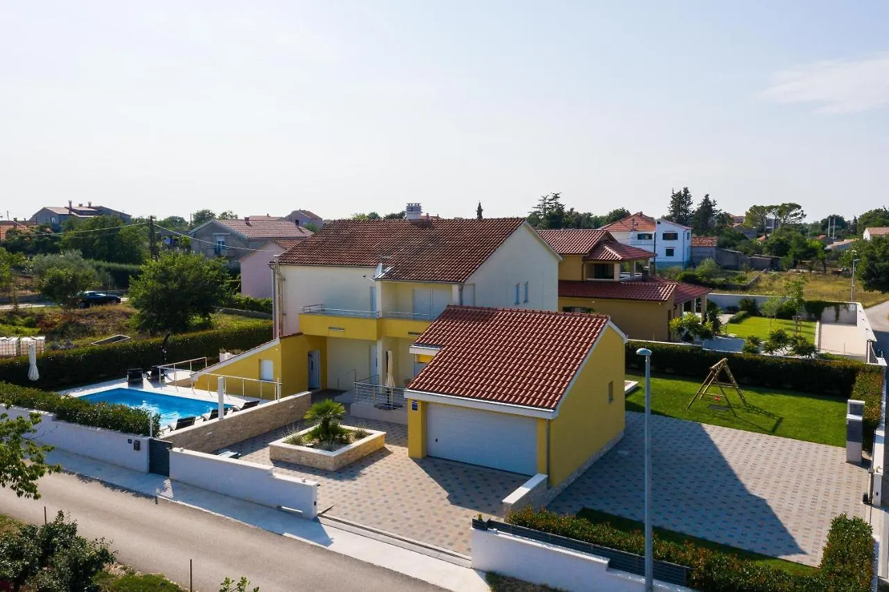 Apartment Villa Petra S Bazenom, Rostiljem I Parkingom Zadar