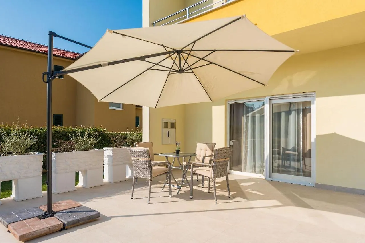 Apartment Villa Petra S Bazenom, Rostiljem I Parkingom Zadar Croatia