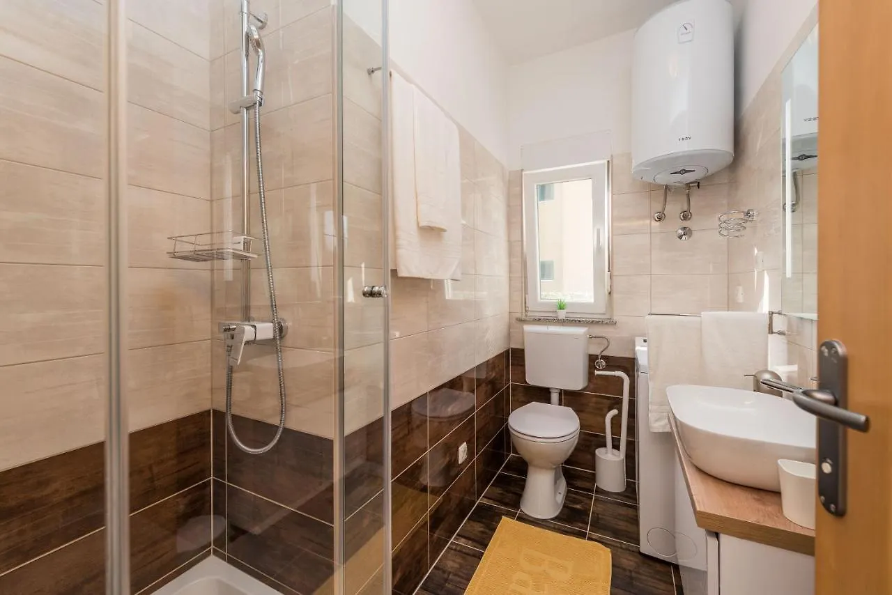 Apartment Villa Petra S Bazenom, Rostiljem I Parkingom Zadar