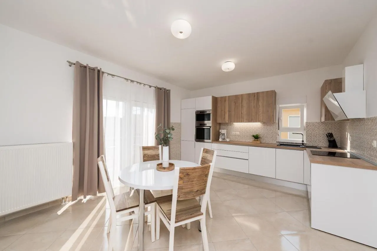 Apartment Villa Petra S Bazenom, Rostiljem I Parkingom Zadar