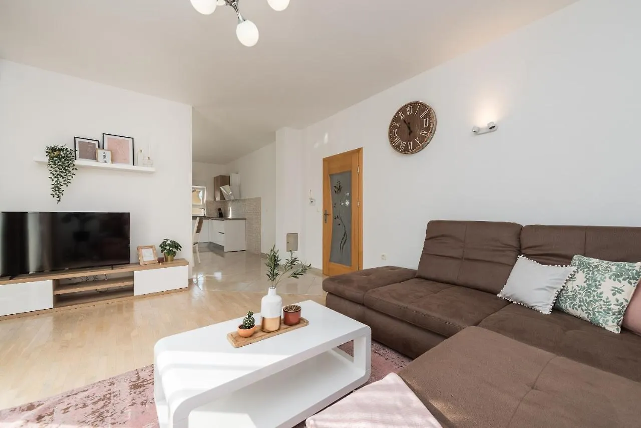 Villa Petra S Bazenom, Rostiljem I Parkingom Zadar 0*,