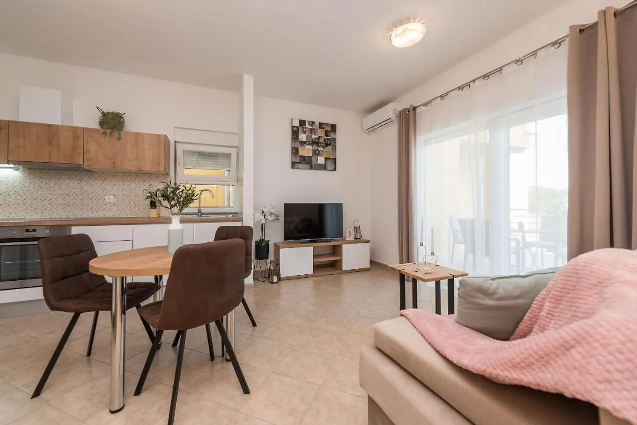 Apartment Villa Petra S Bazenom, Rostiljem I Parkingom Zadar