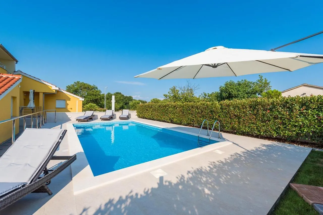 Villa Petra S Bazenom, Rostiljem I Parkingom Zadar Apartment