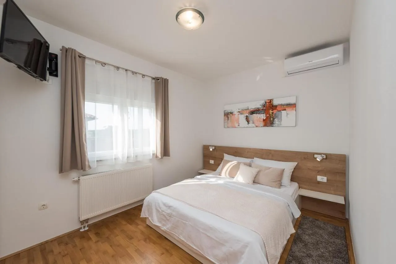 Apartment Villa Petra S Bazenom, Rostiljem I Parkingom Zadar