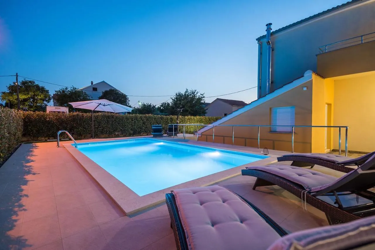 Villa Petra S Bazenom, Rostiljem I Parkingom Zadar