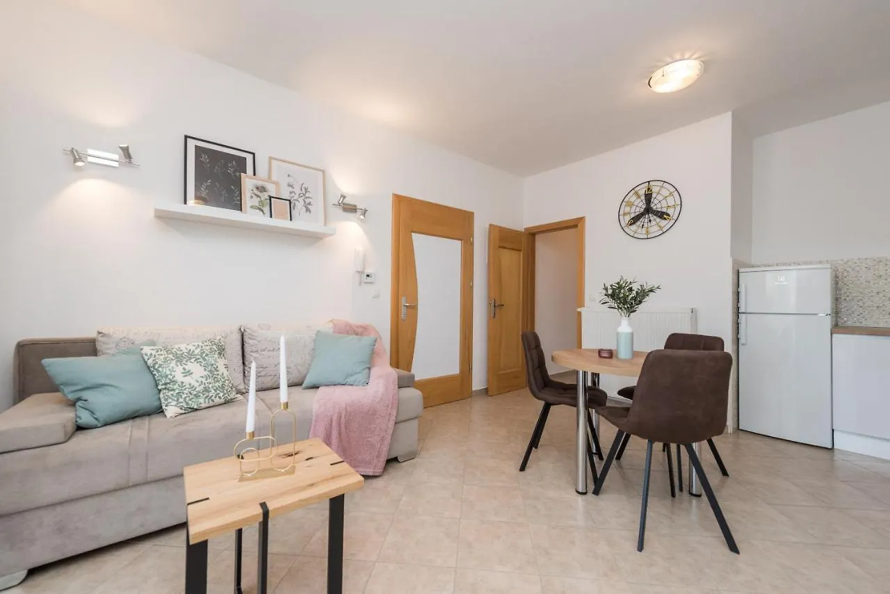 Apartment Villa Petra S Bazenom, Rostiljem I Parkingom Zadar