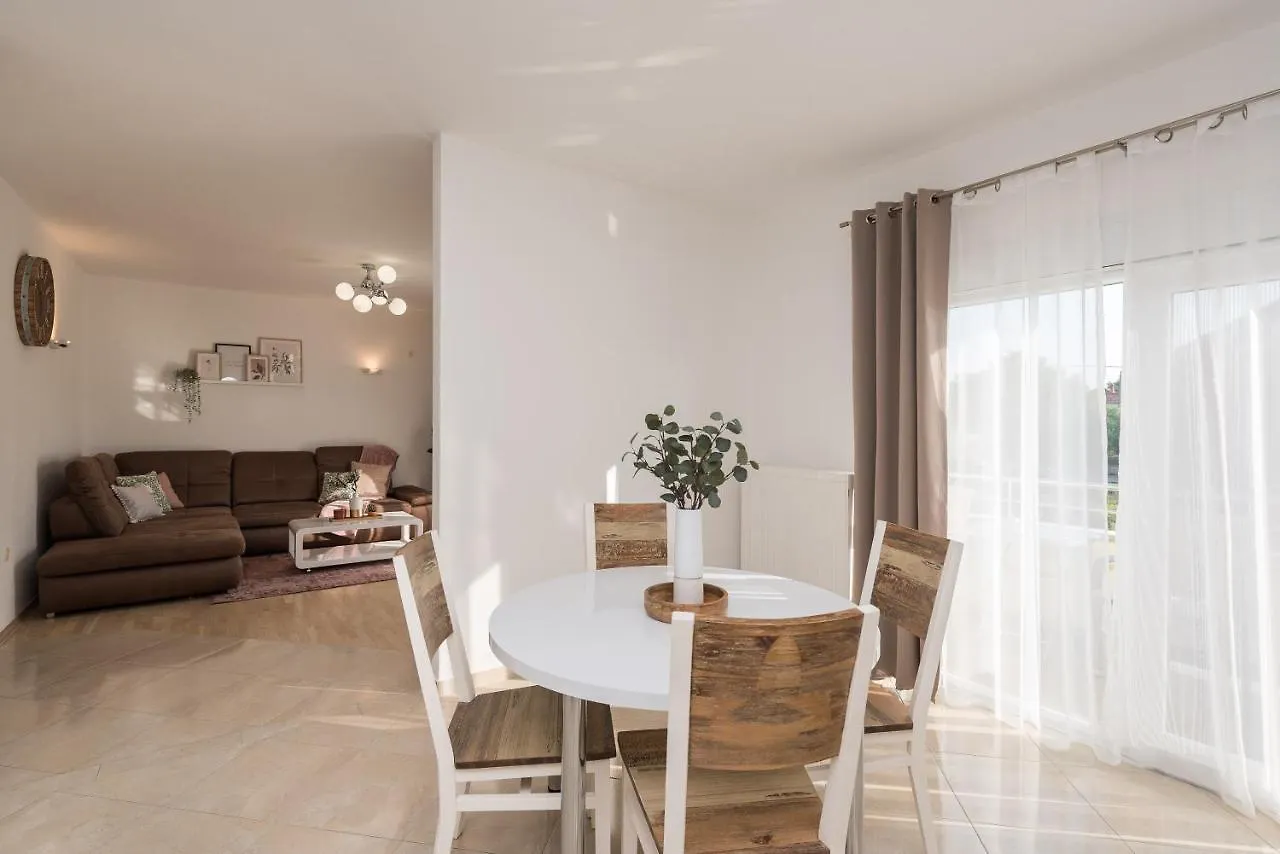 Villa Petra S Bazenom, Rostiljem I Parkingom Zadar Apartment