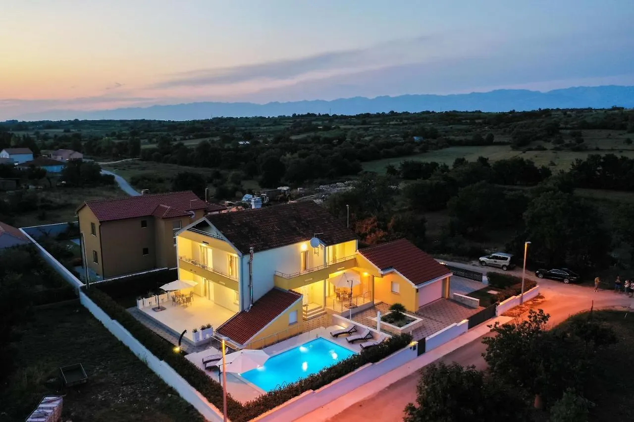 Villa Petra S Bazenom, Rostiljem I Parkingom Zadar 0*,