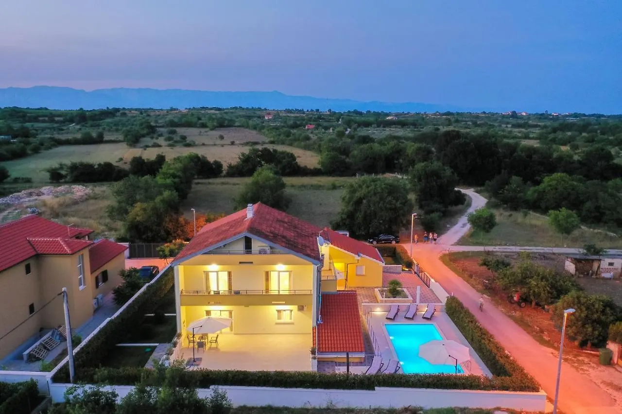 Villa Petra S Bazenom, Rostiljem I Parkingom Zadar Apartment