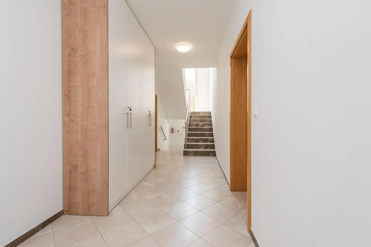 Apartment Villa Petra S Bazenom, Rostiljem I Parkingom Zadar Croatia