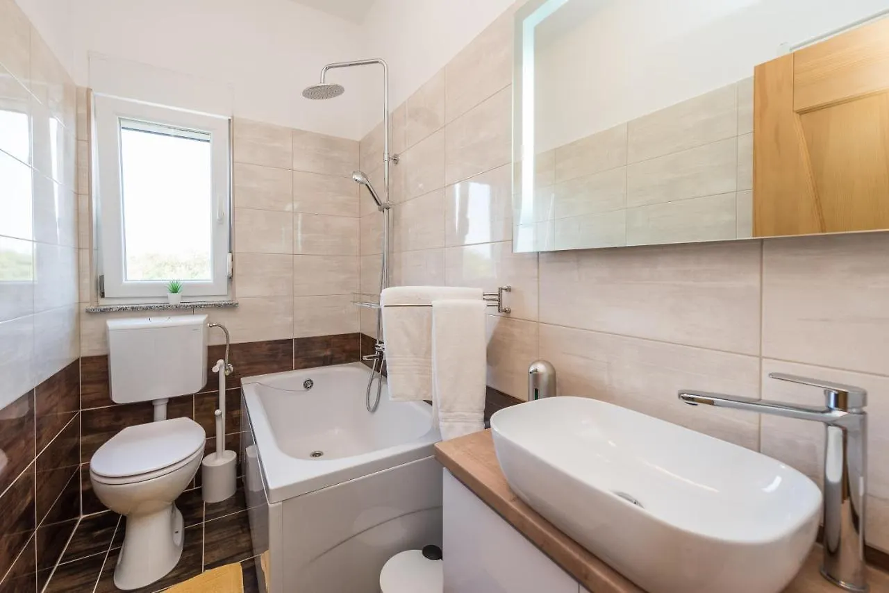 Apartment Villa Petra S Bazenom, Rostiljem I Parkingom Zadar Croatia