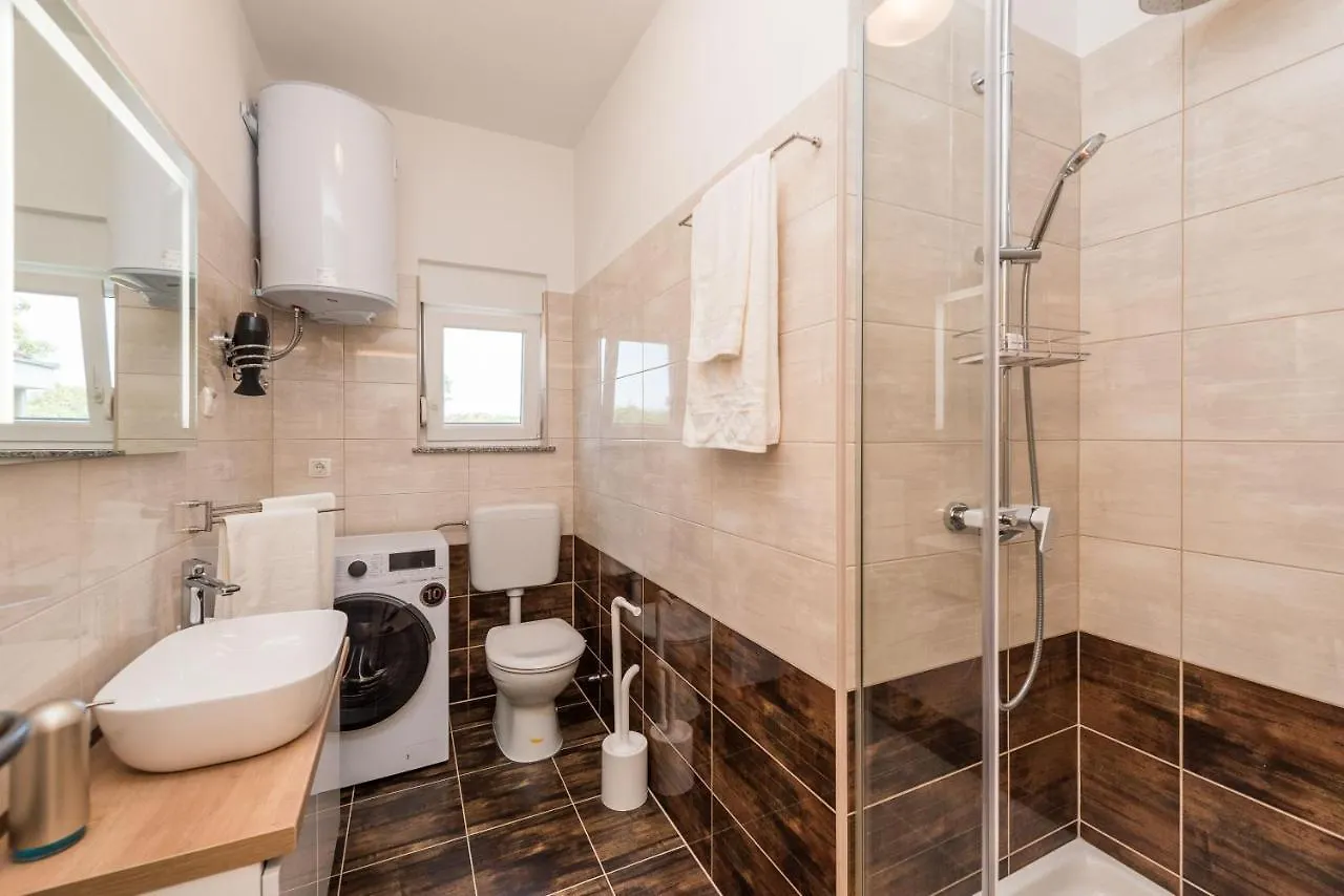 Villa Petra S Bazenom, Rostiljem I Parkingom Zadar 0*,