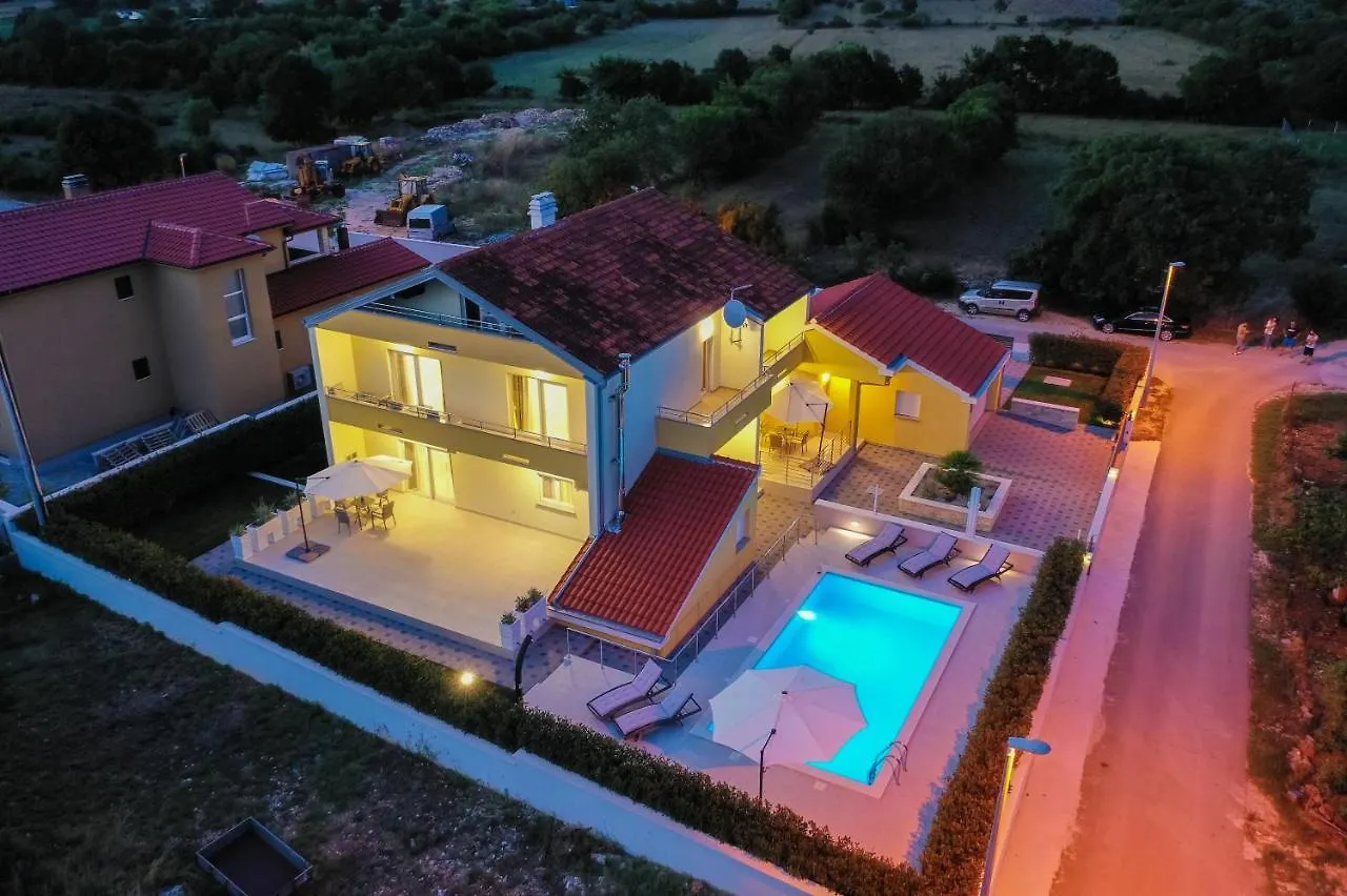 Villa Petra S Bazenom, Rostiljem I Parkingom Zadar